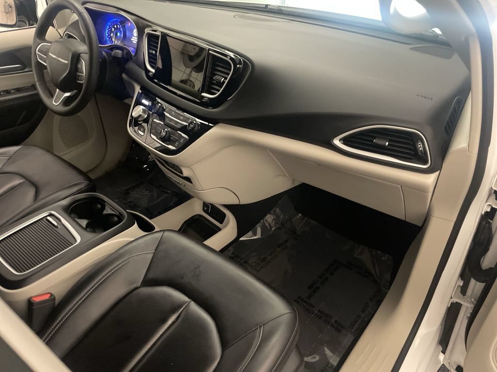 Used 2024 Chrysler Pacifica Touring-L FWD image 21