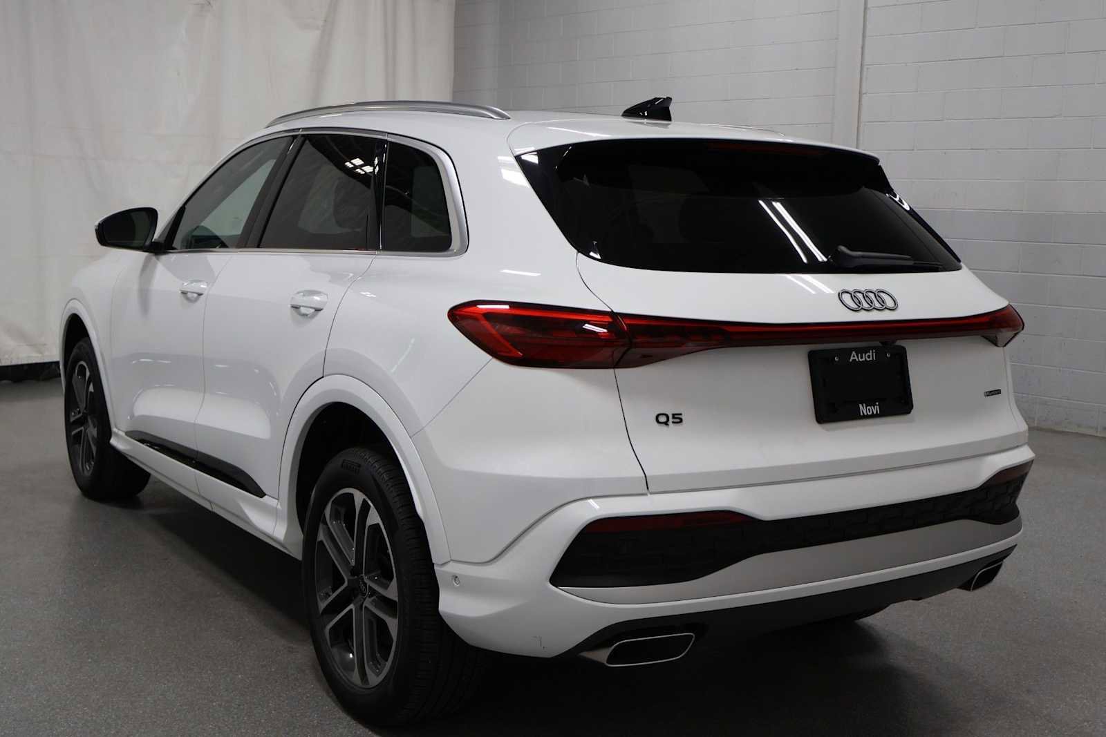 Certified 2025 Audi Q5 Premium w/ Convenience Package AWD/4WD image 3