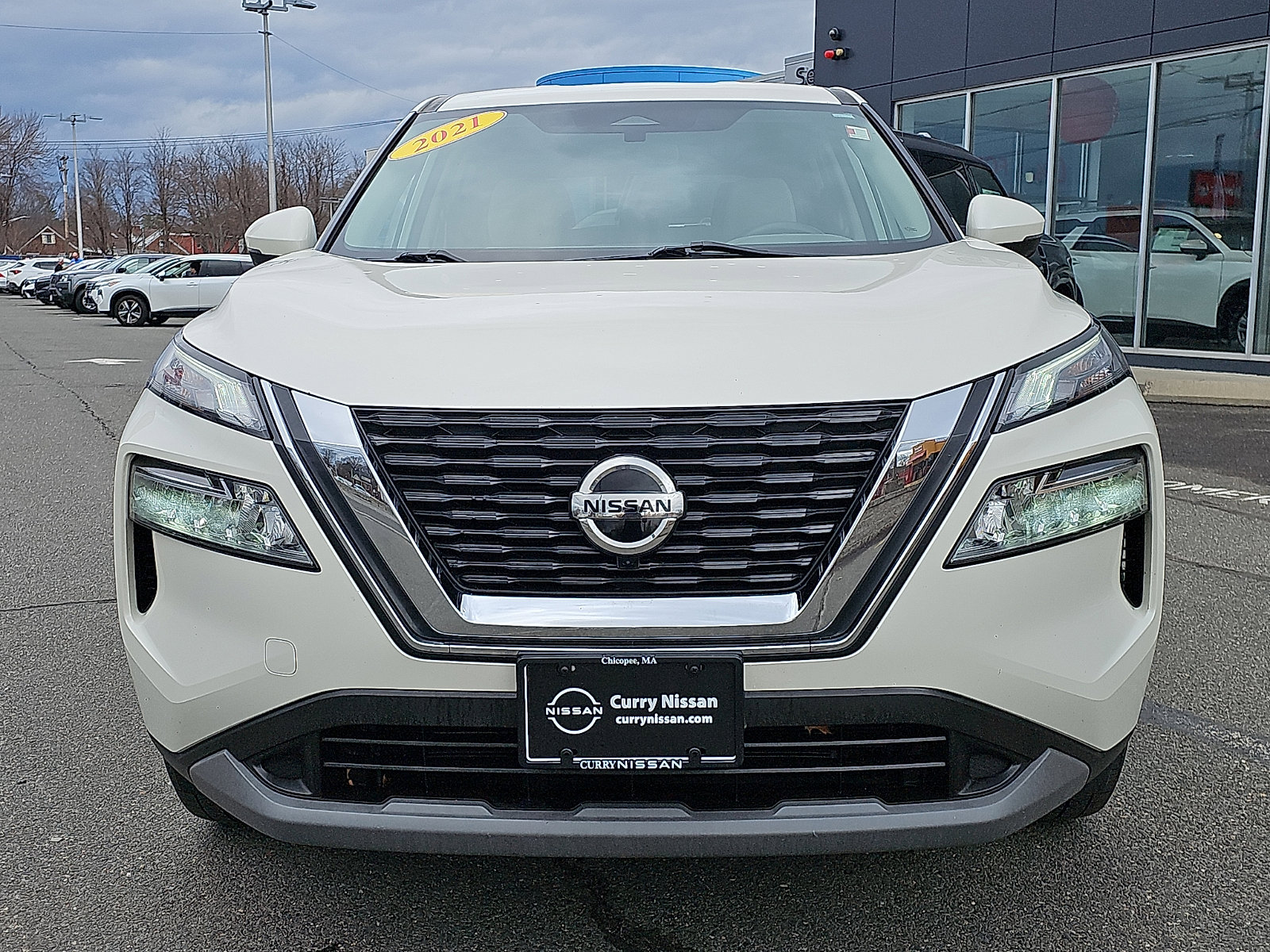 Used 2021 Nissan Rogue SV image 2