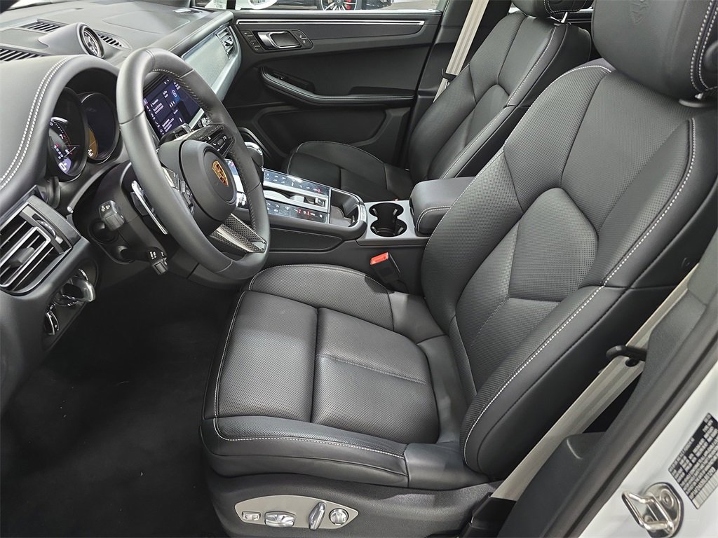 Certified 2025 Porsche Macan GTS image 5
