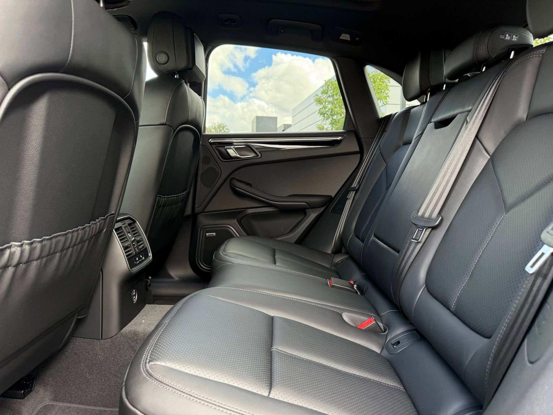 Used 2026 Porsche Macan image 30