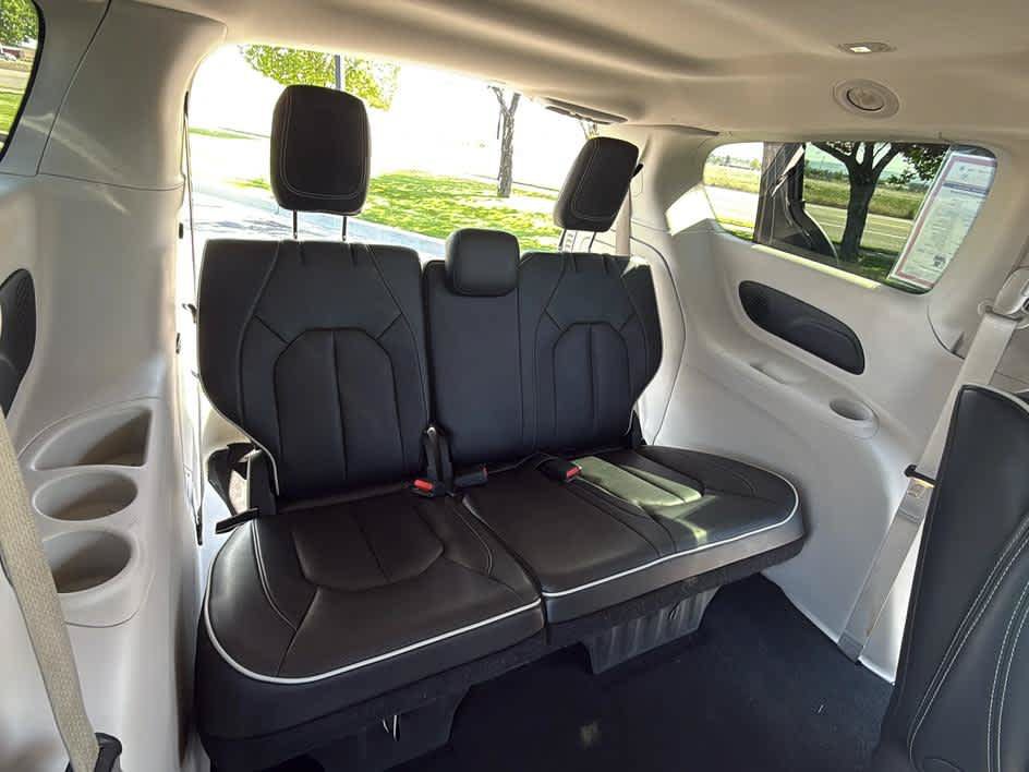 Used 2023 Chrysler Pacifica Limited FWD image 24