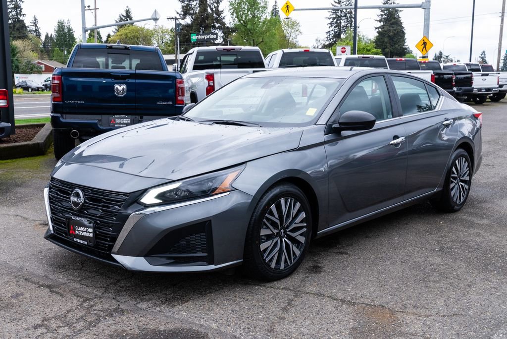 Used 2024 Nissan Altima 2.5 SV FWD image 3