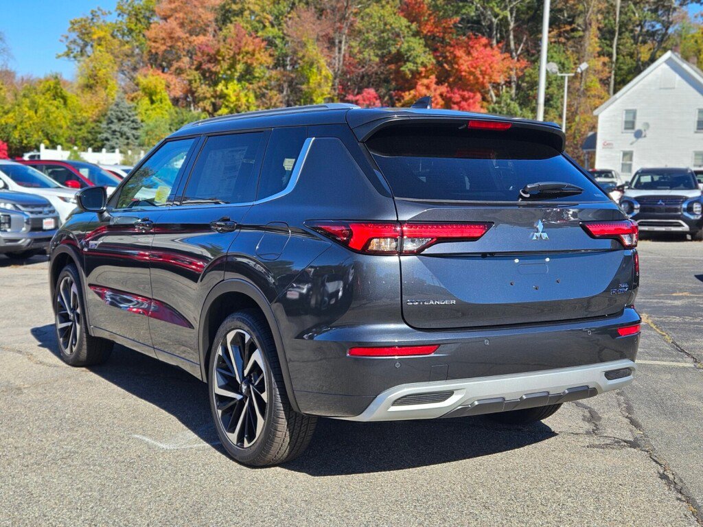 New 2025 Mitsubishi Outlander SEL image 3
