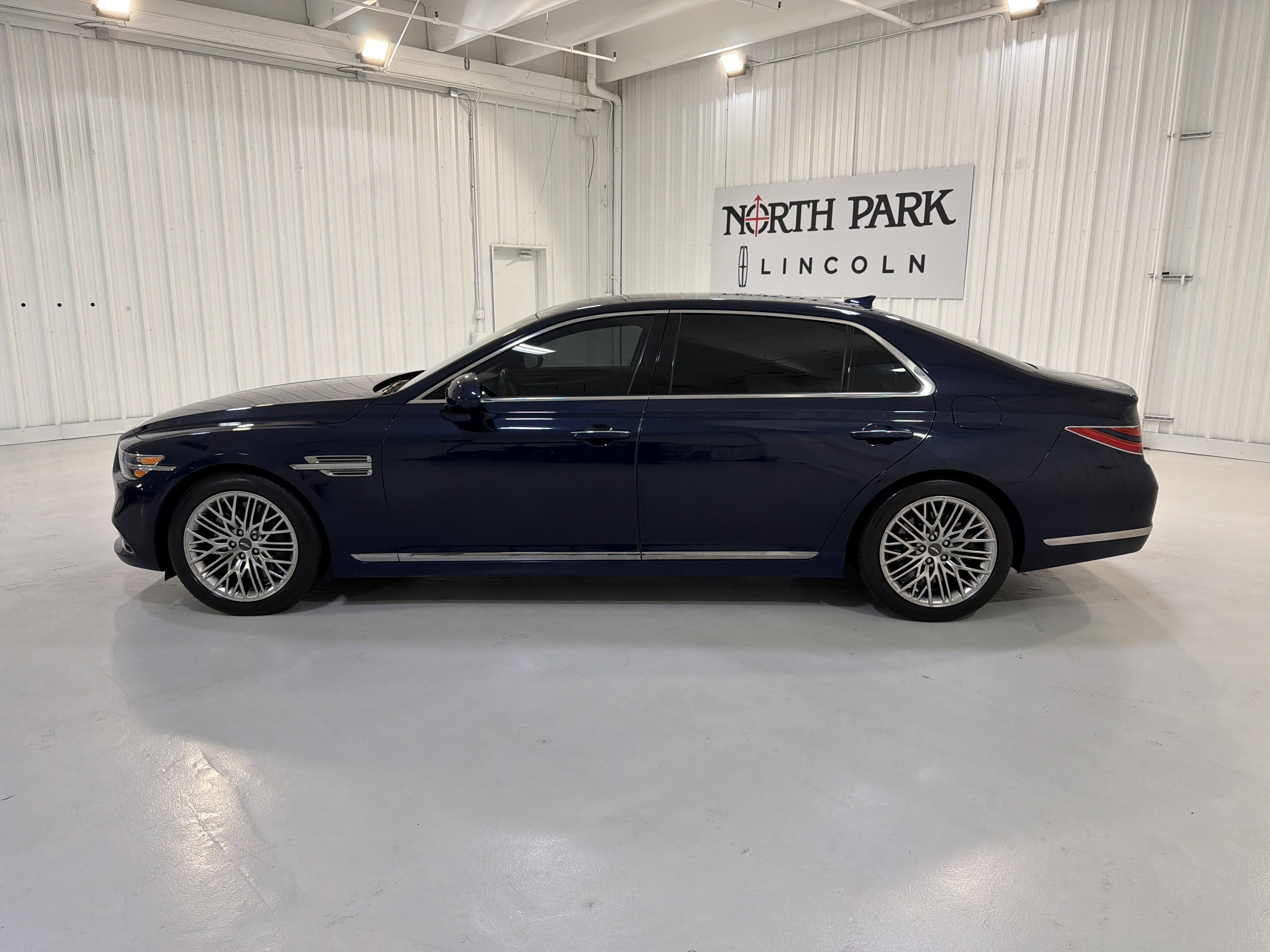 Used 2021 Genesis G90 3.3T Premium RWD image 2
