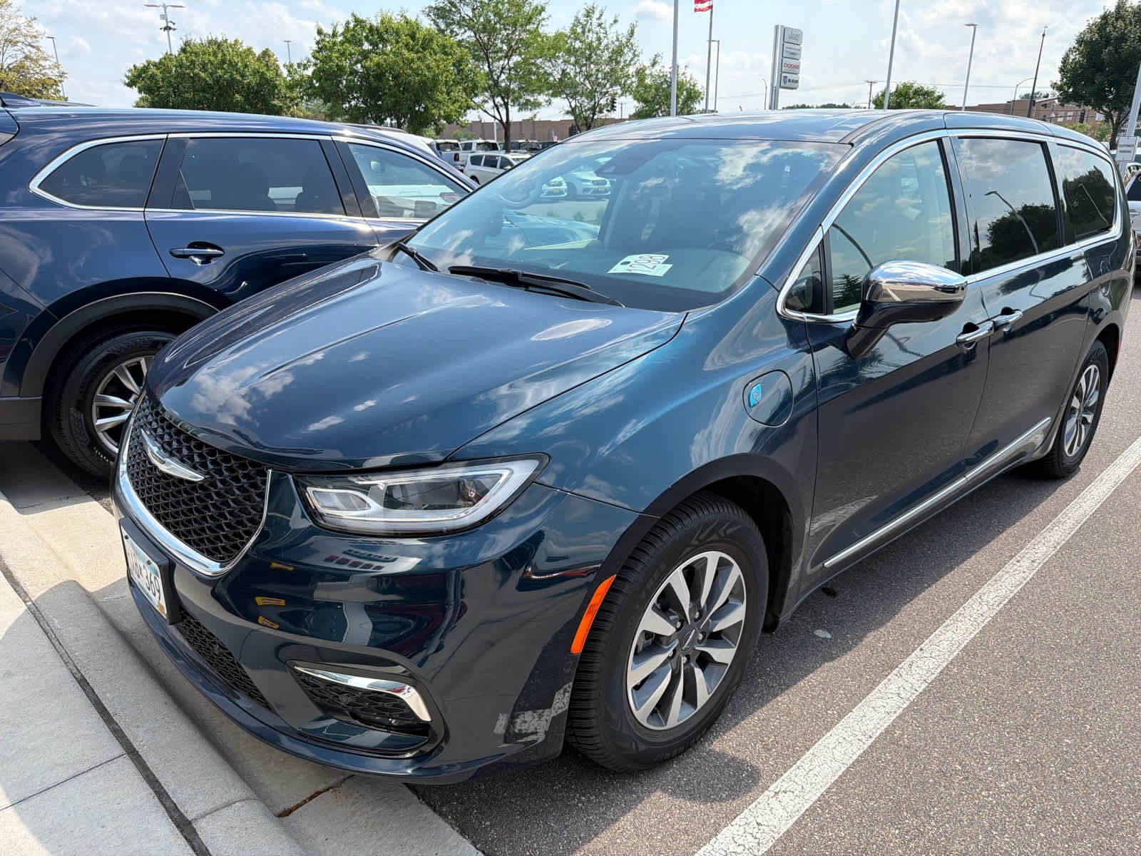 Used 2022 Chrysler Pacifica Limited w/ Uconnect Theater Family Group FWD image 2