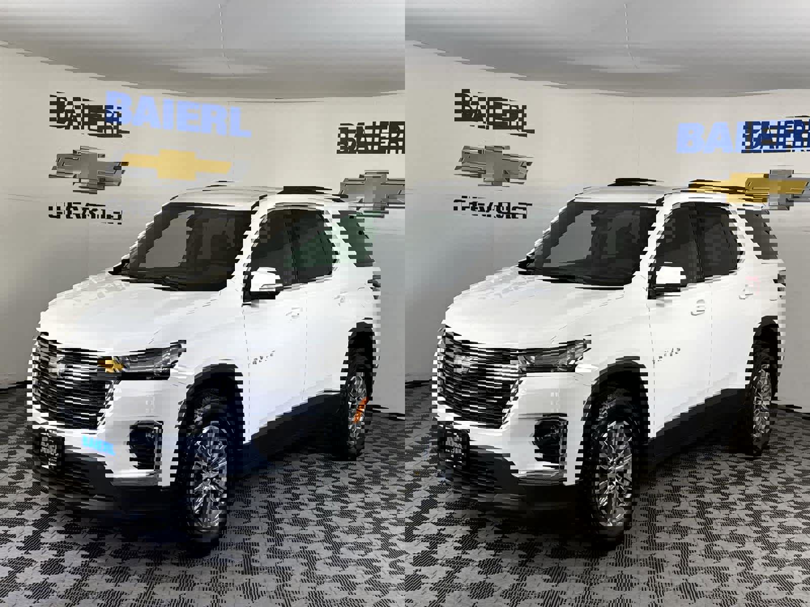 Used 2023 Chevrolet Traverse LT image 1