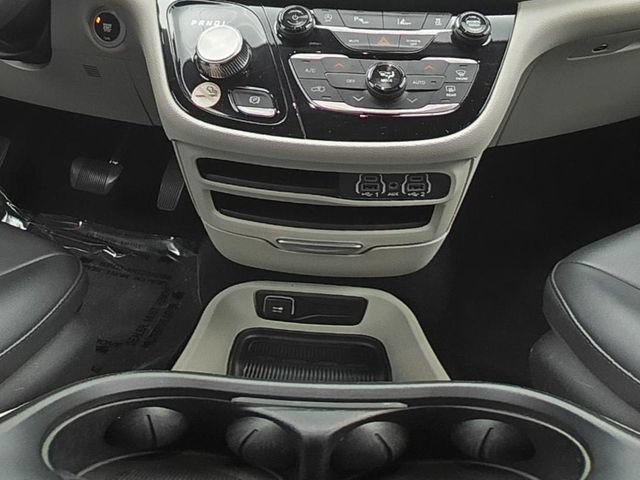 Used 2024 Chrysler Pacifica Touring-L FWD image 27