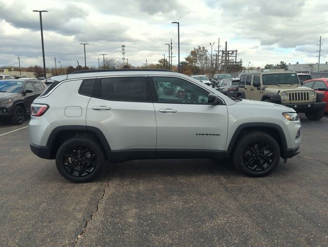 Used 2024 Jeep Compass Latitude AWD/4WD image 2