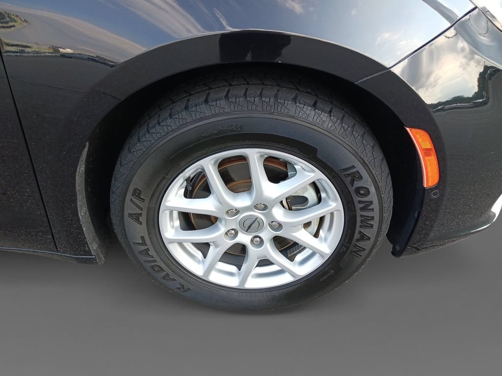 Used 2022 Chrysler Pacifica Touring-L w/ Uconnect Theater Family Group FWD image 16