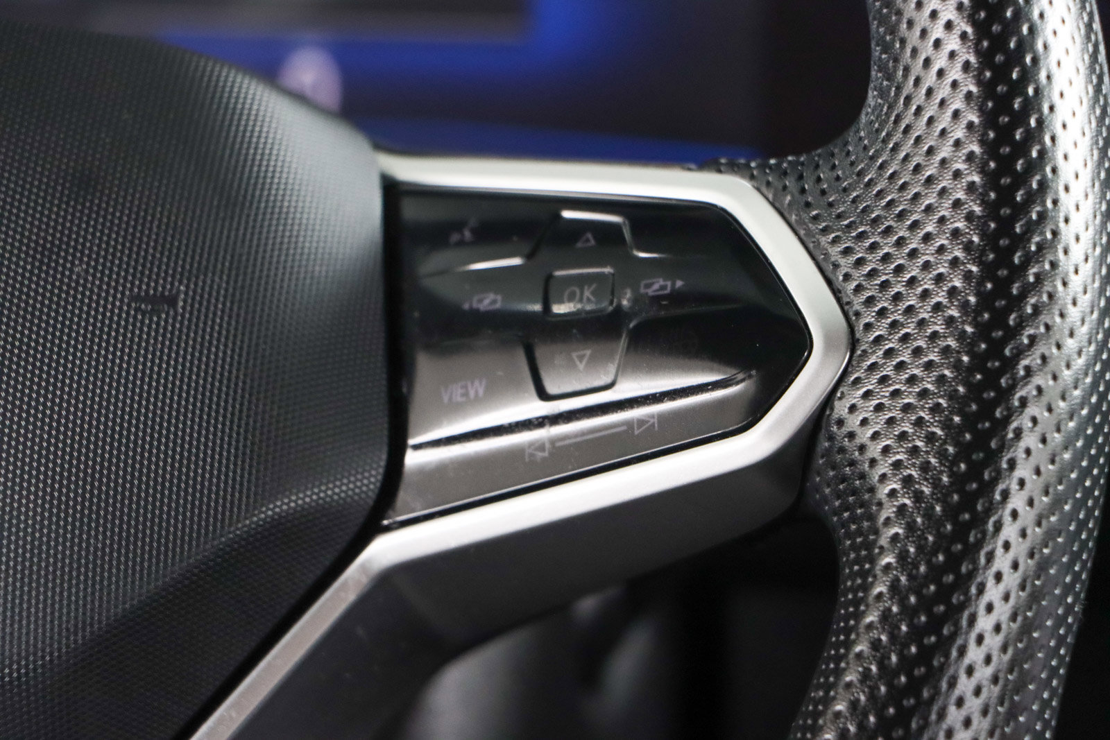 Used 2022 Volkswagen Tiguan SE R-Line image 14