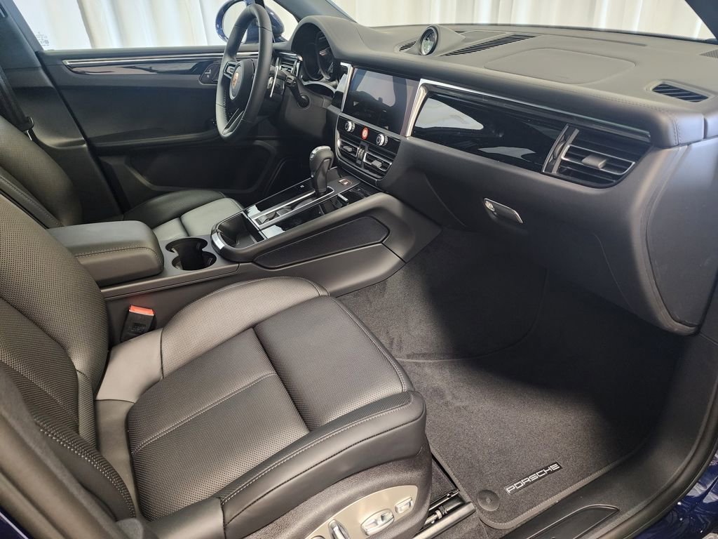 Certified 2025 Porsche Macan image 24