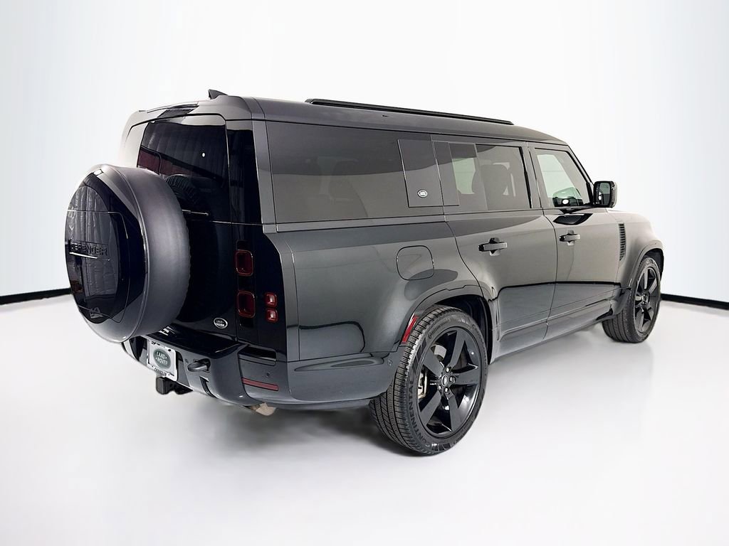 Used 2023 Land Rover Defender 130 X-Dynamic SE image 5