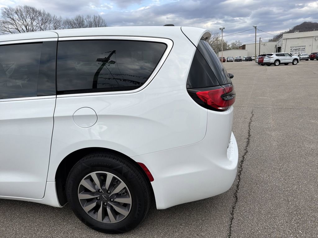 Used 2024 Chrysler Pacifica Select image 7