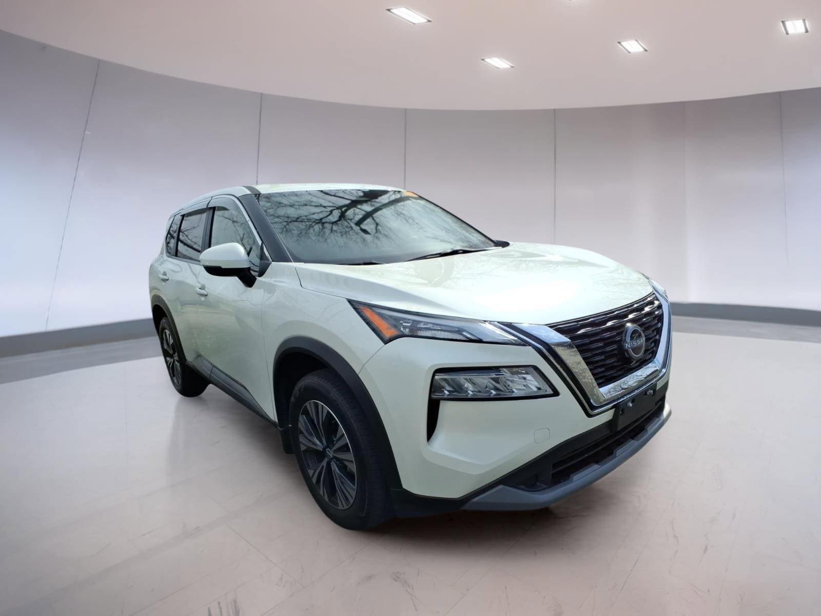 Used 2023 Nissan Rogue SV image 1