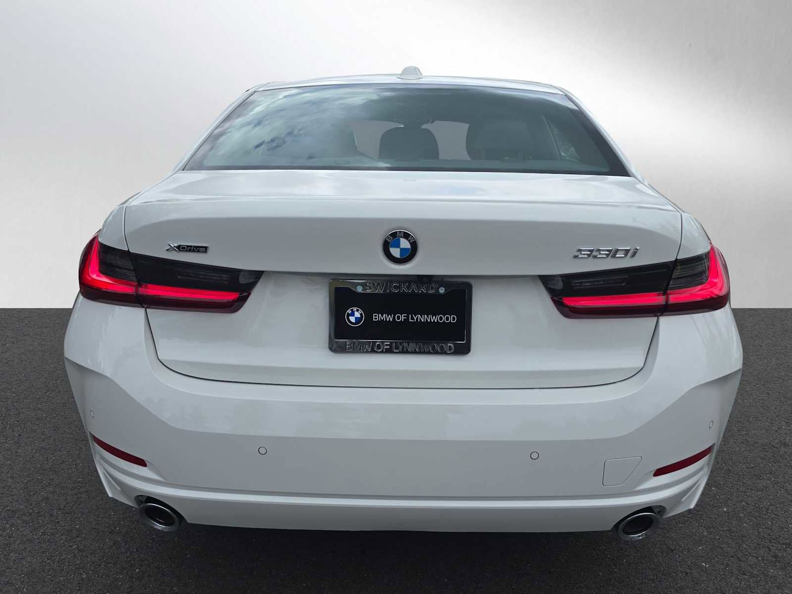 Used 2025 BMW 330i xDrive Sedan w/ Premium Package AWD/4WD image 4