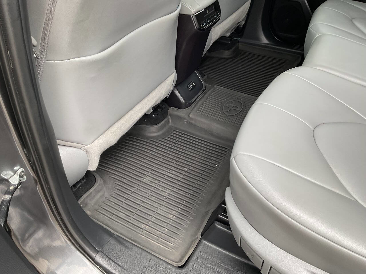 Used 2021 Toyota Highlander XLE AWD/4WD image 38
