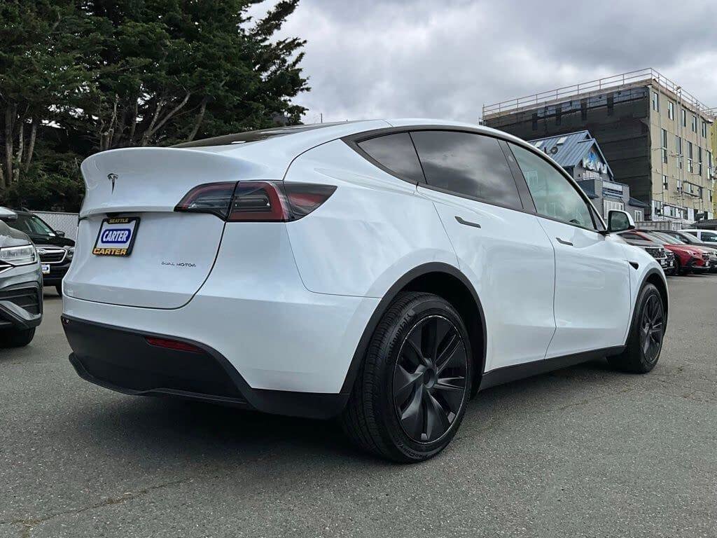 Used 2024 Tesla Model Y Long Range AWD/4WD image 8