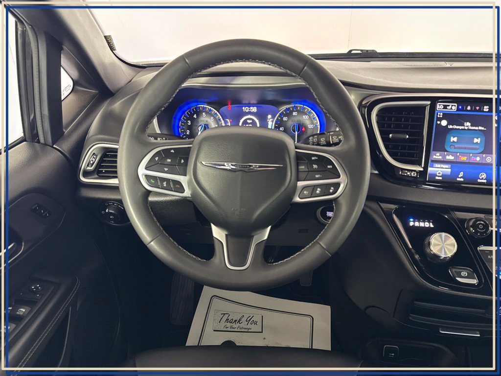 Certified 2025 Chrysler Pacifica Select FWD image 34
