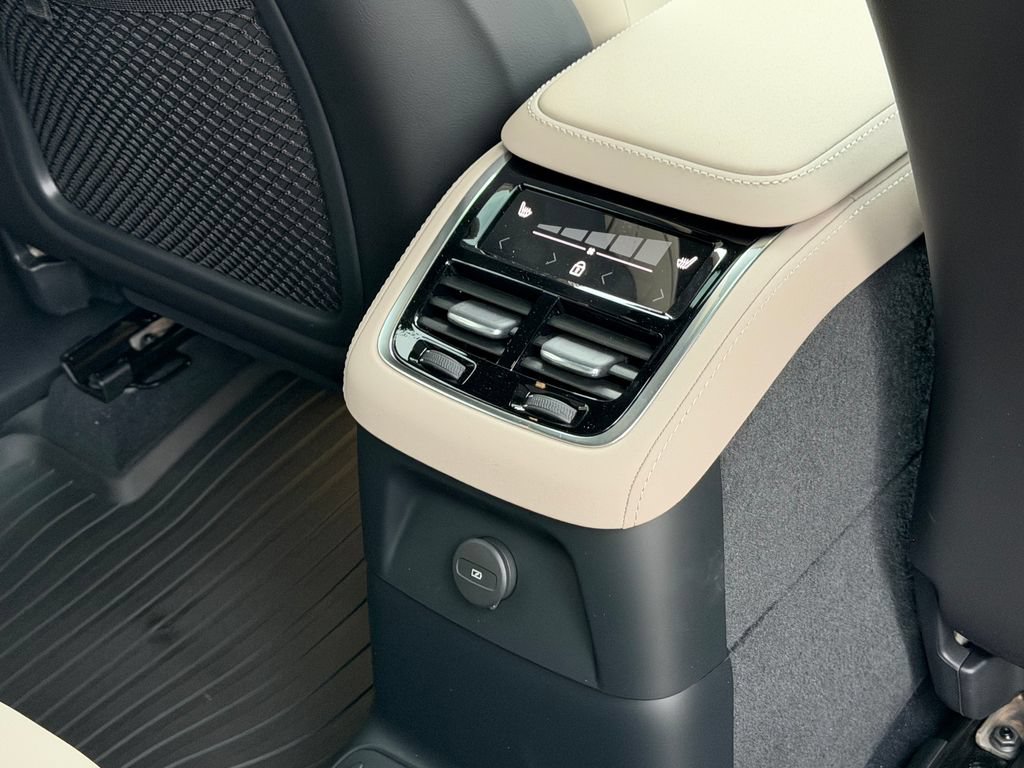 New 2026 Volvo XC90 T8 Plus w/ Protection Package Premier AWD/4WD image 12