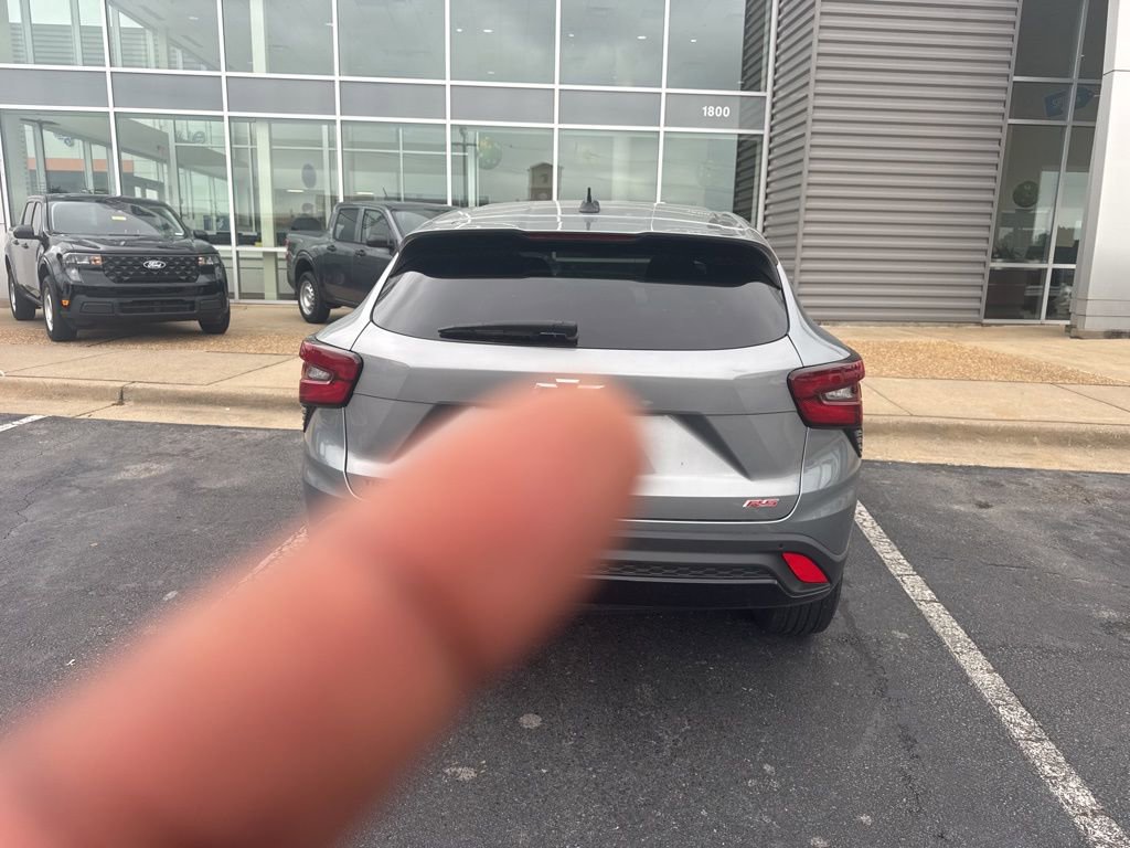 Used 2024 Chevrolet Trax RS w/ Sunroof Package FWD image 6