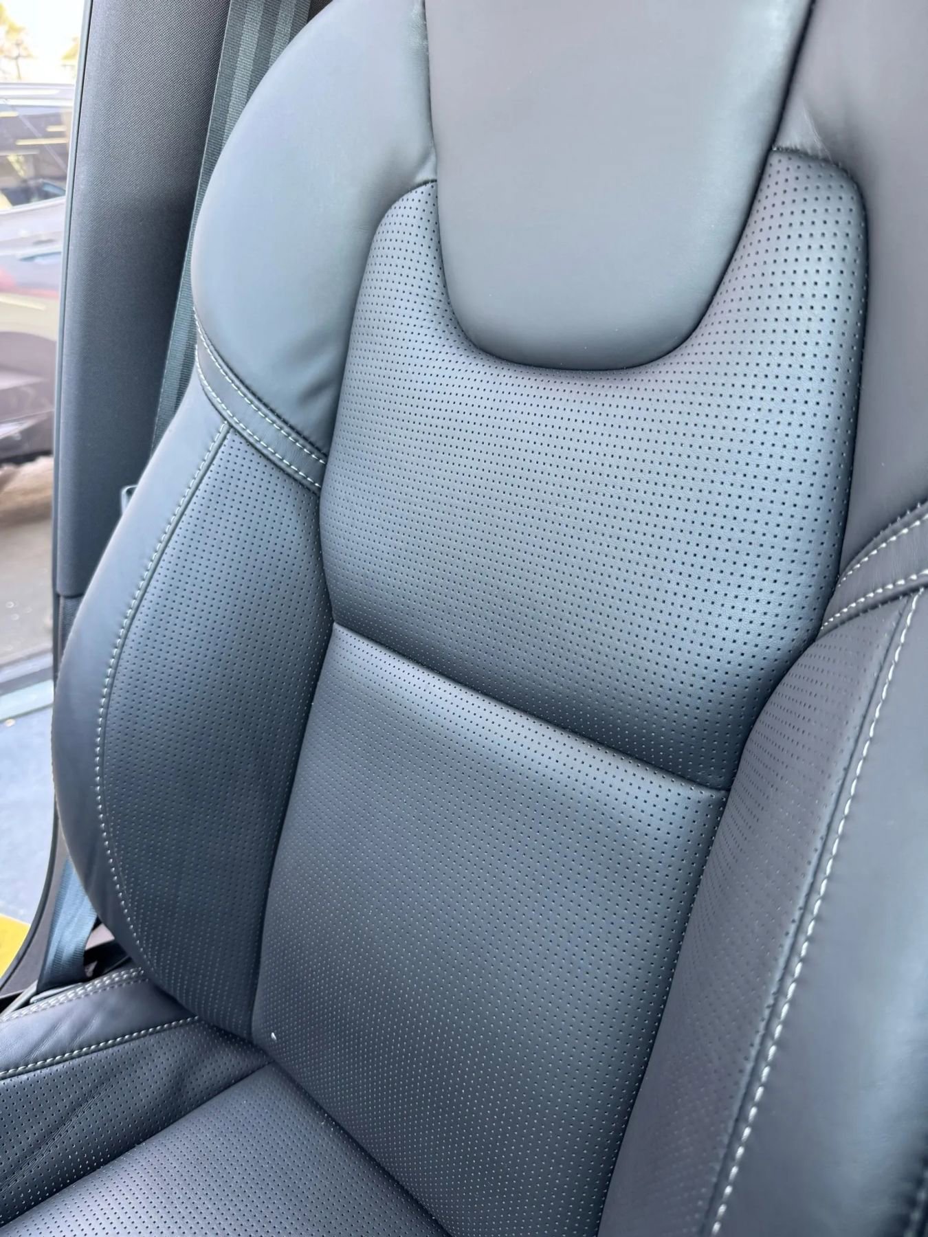 Used 2023 Volvo XC60 B5 Ultimate w/ Climate Package image 30