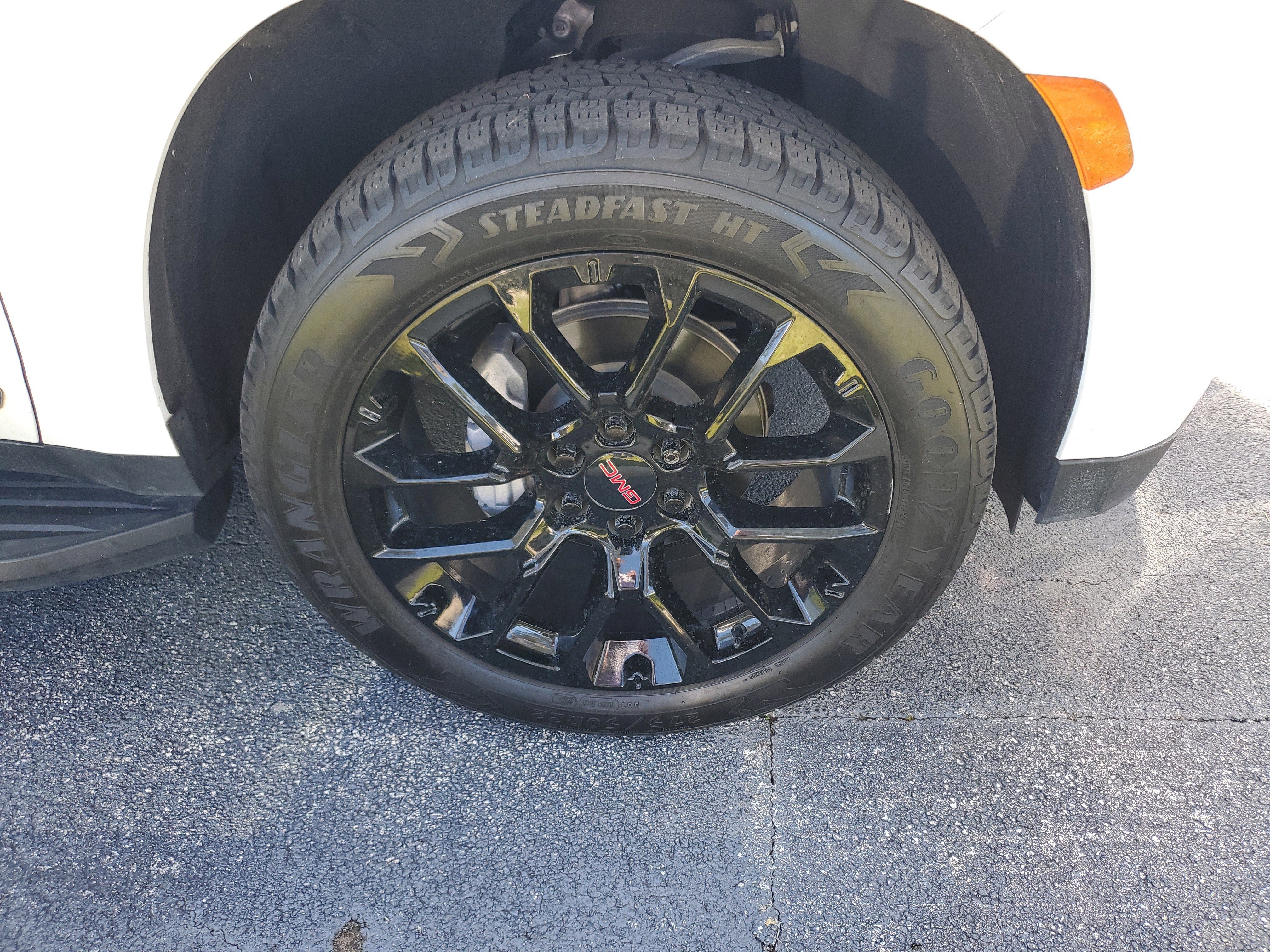 Used 2023 GMC Yukon SLT w/ SLT Premium Package image 2