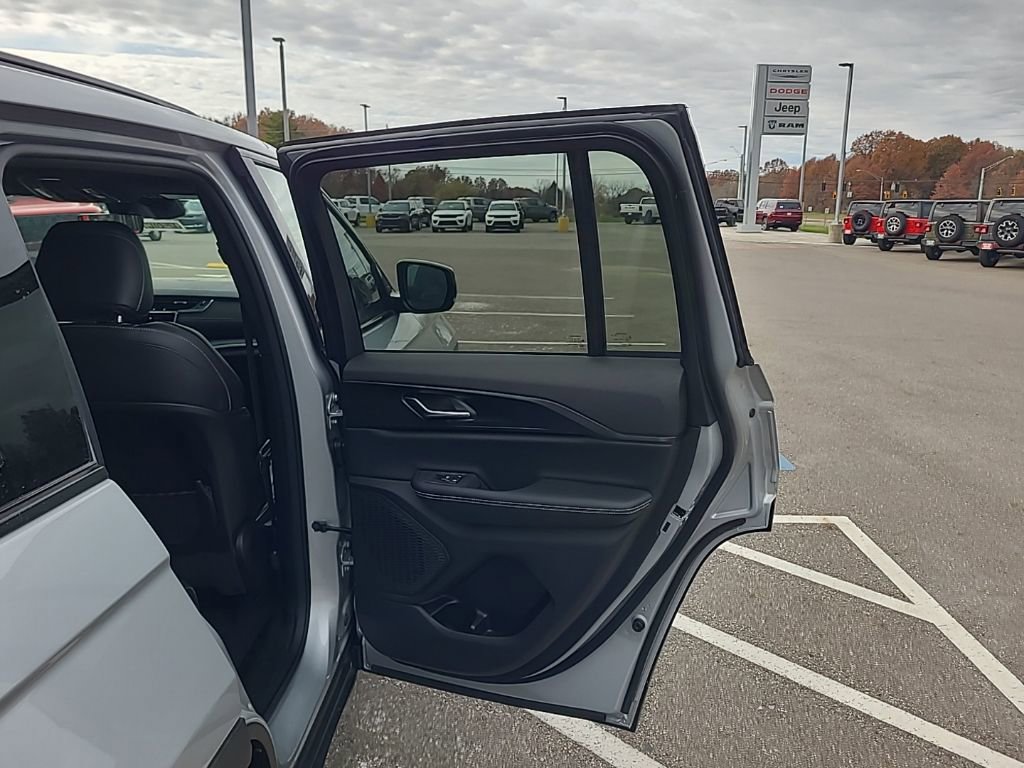 New 2025 Jeep Grand Cherokee 4WD image 30