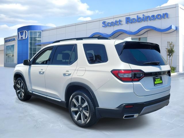 Certified 2025 Honda Pilot Touring image 3