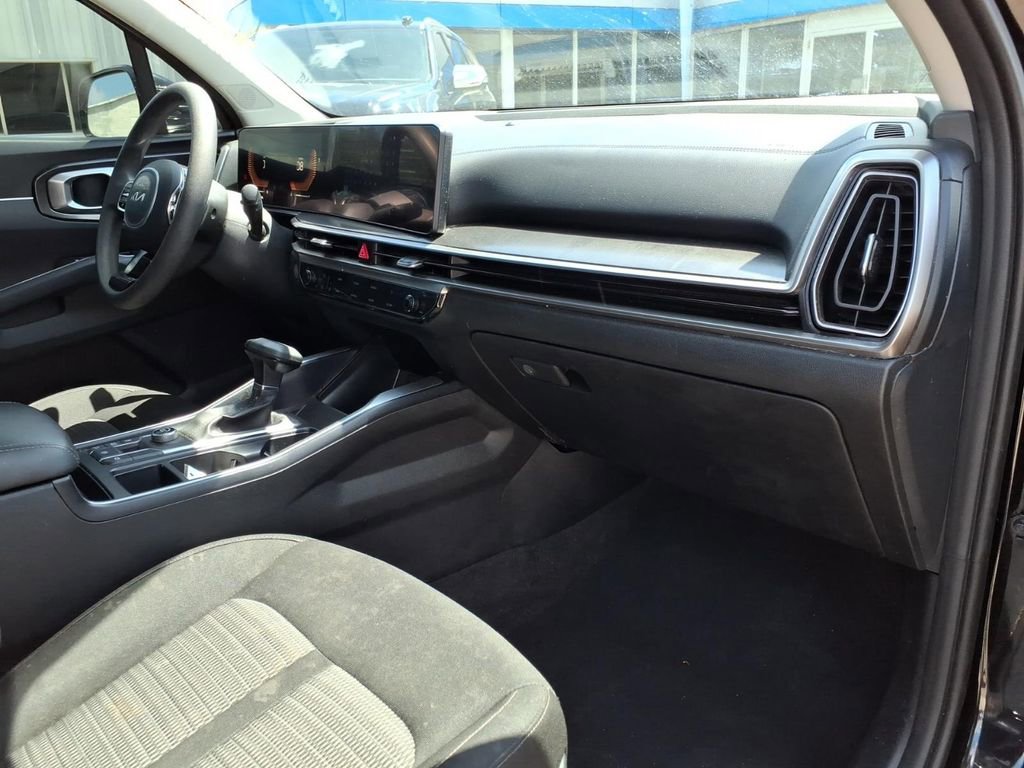 Used 2025 Kia Sorento LX image 13