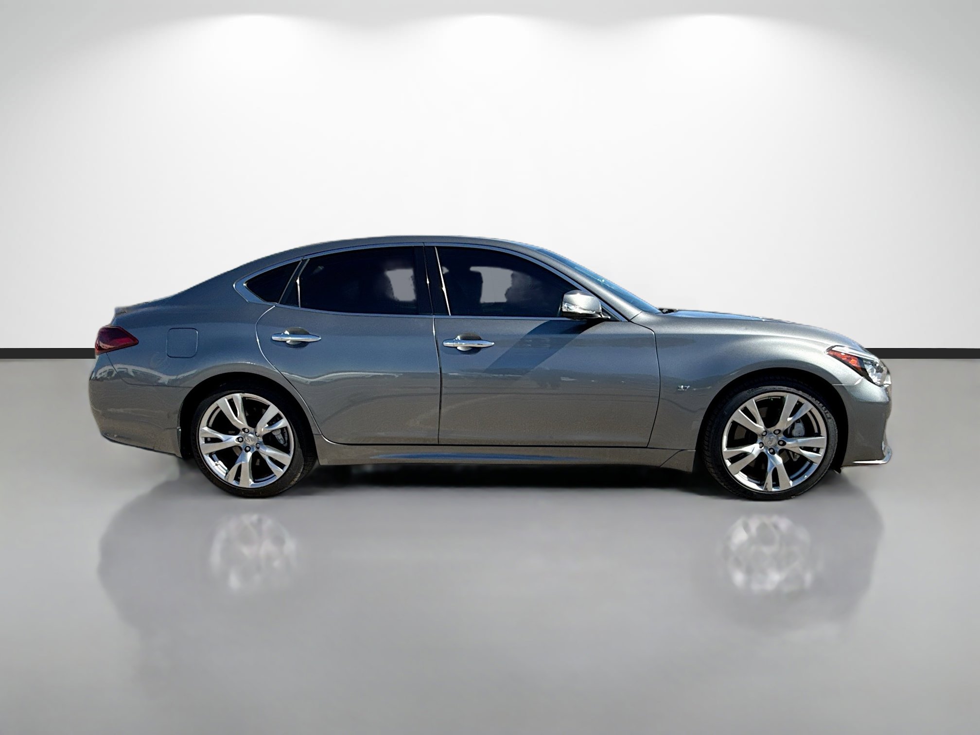 Used 2019 INFINITI Q70 Luxe w/ Sport Package image 2