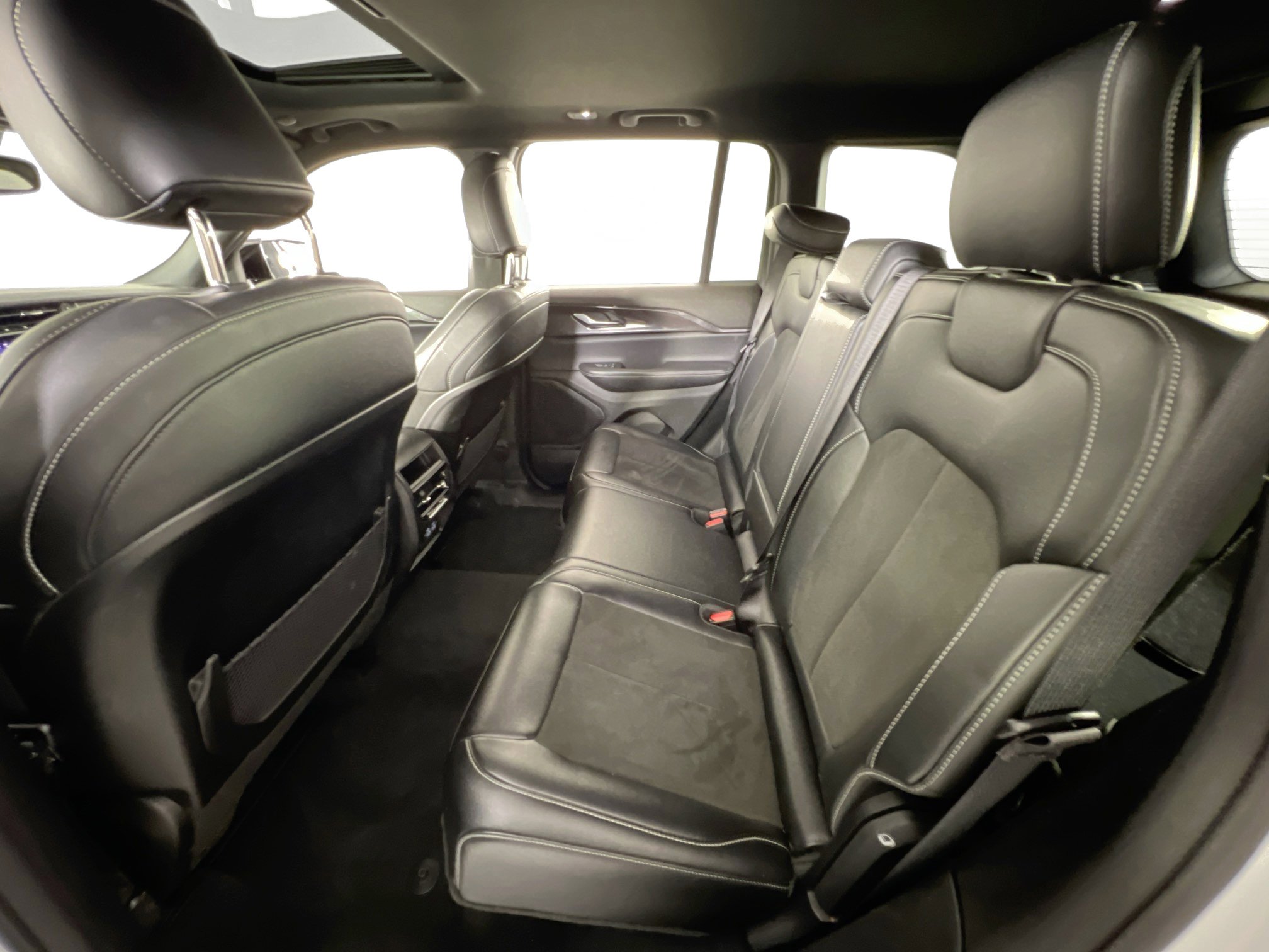 Used 2023 Jeep Grand Cherokee Altitude image 19