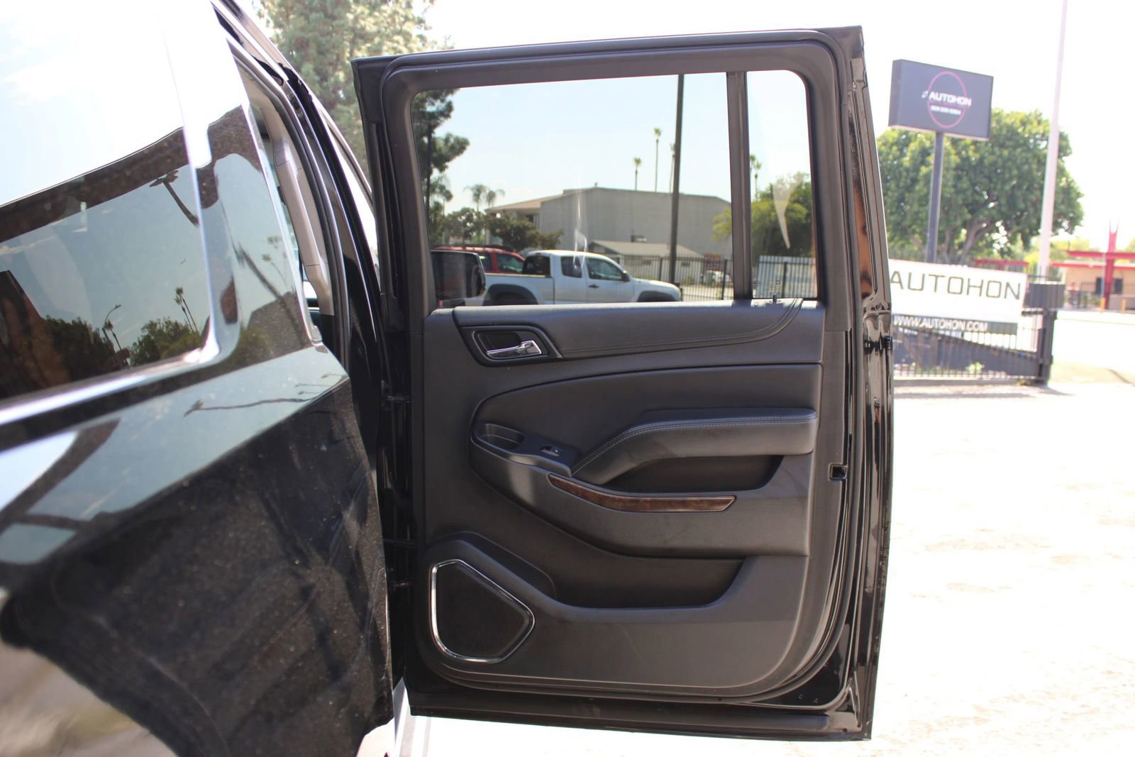 Used 2019 Chevrolet Suburban LT image 17