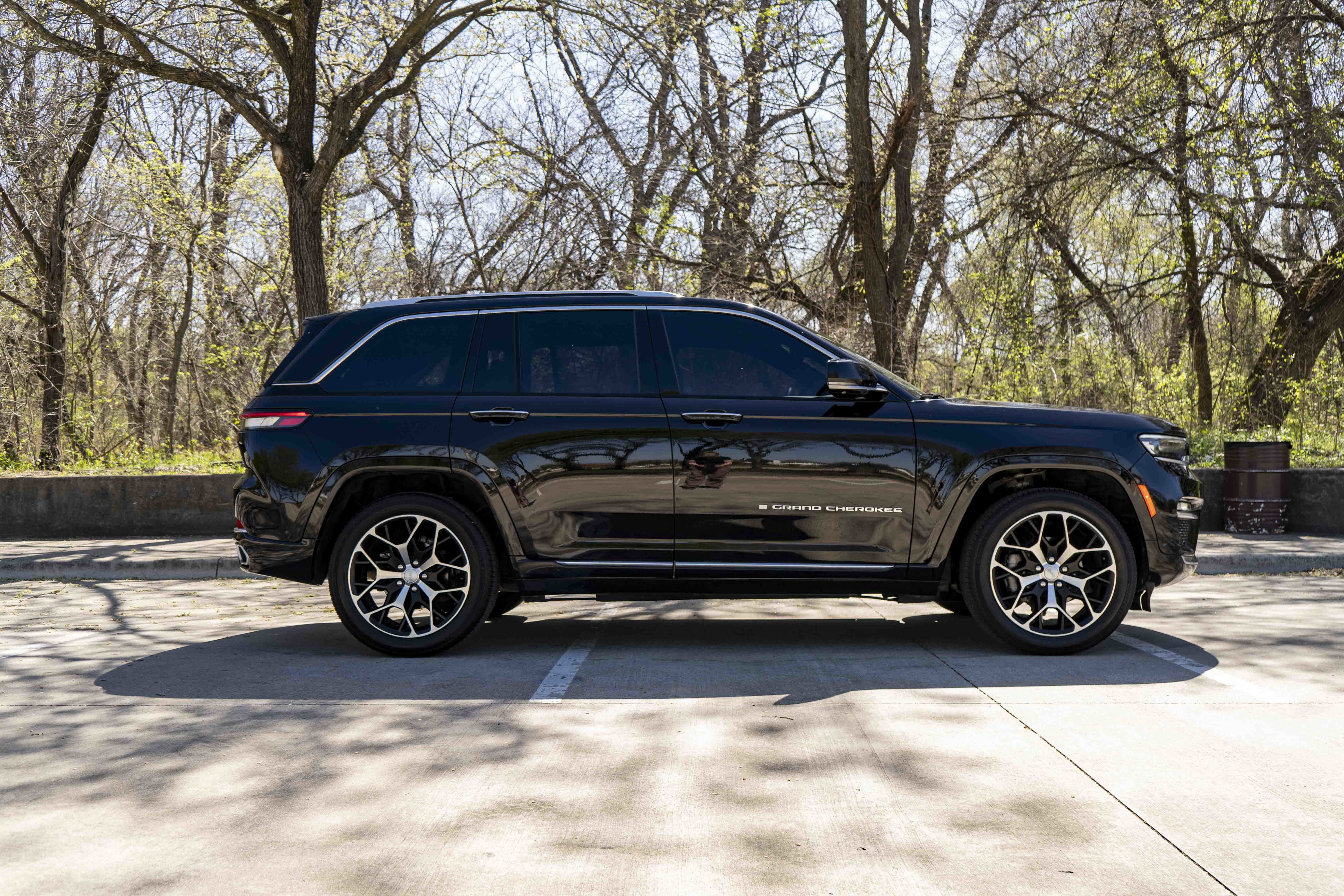 Used 2023 Jeep Grand Cherokee Summit AWD/4WD image 10