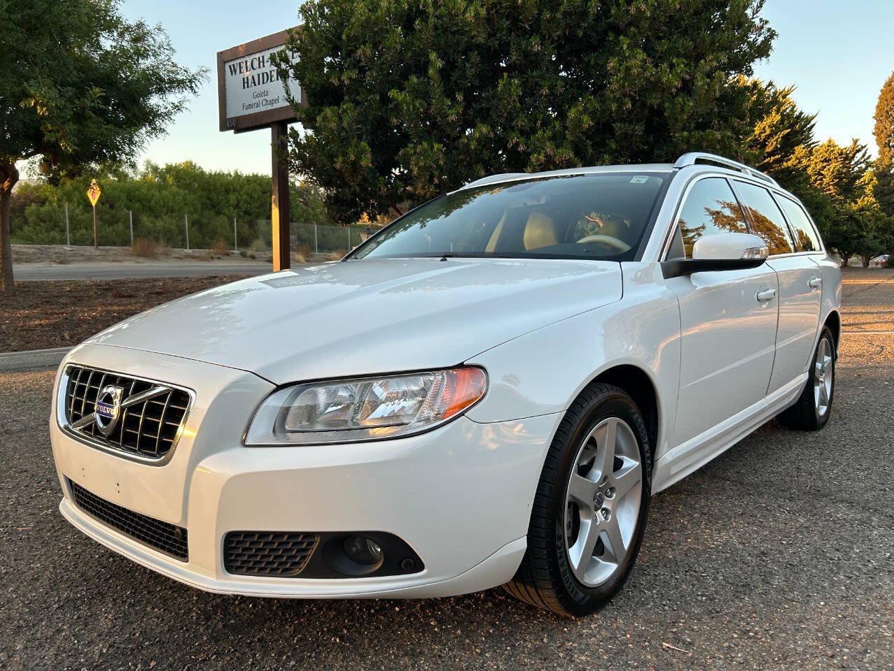 Used 2010 Volvo V70 FWD image 1