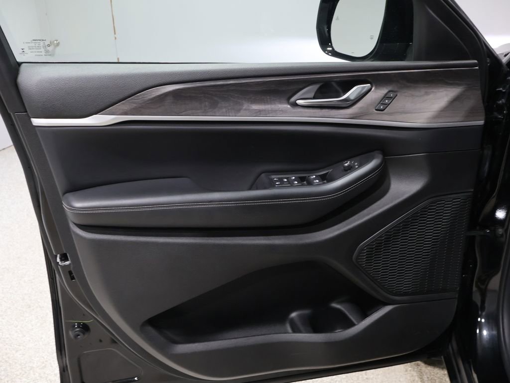 Used 2023 Jeep Grand Cherokee Limited image 13