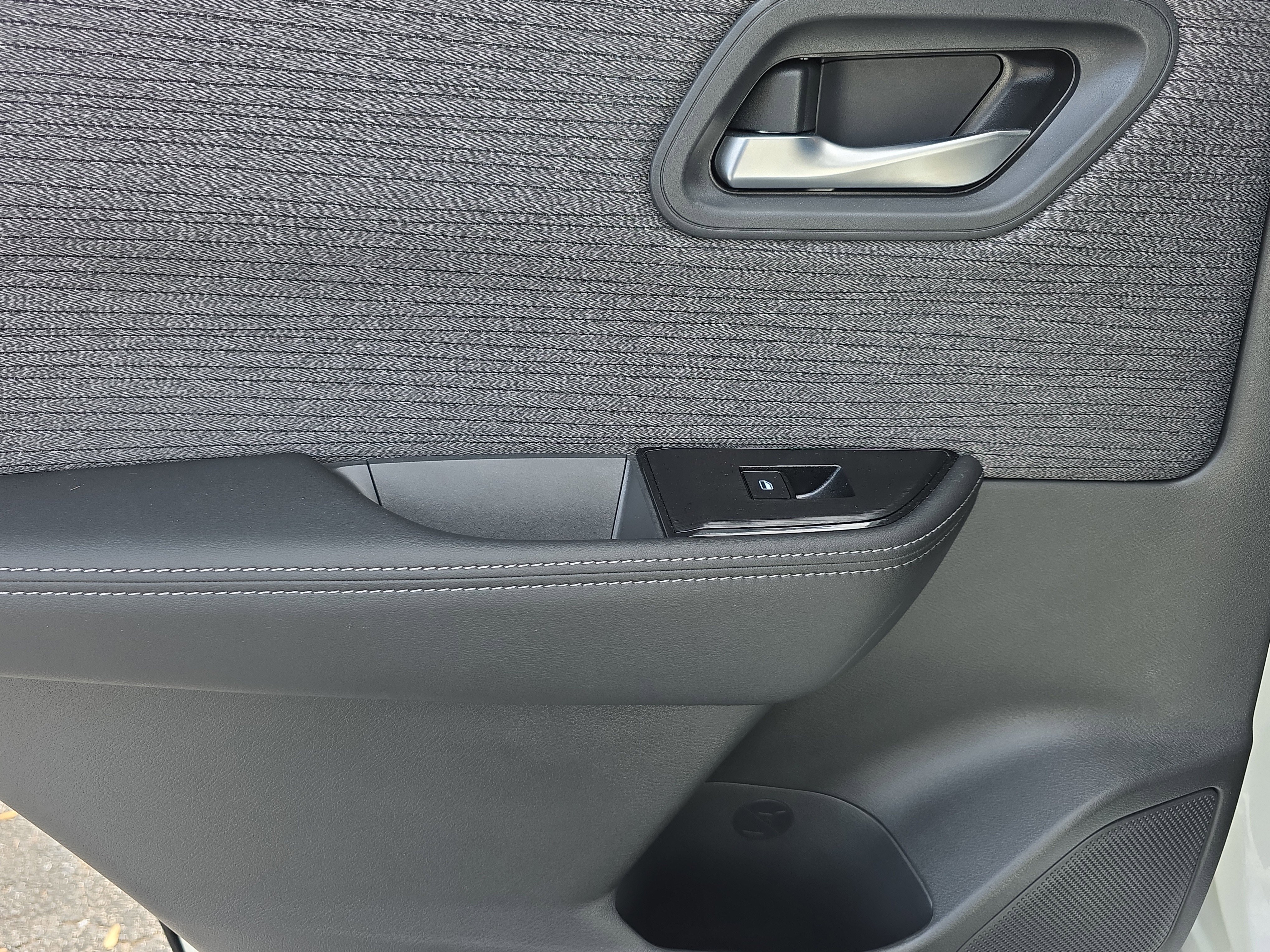 Used 2023 Nissan Rogue SV image 14