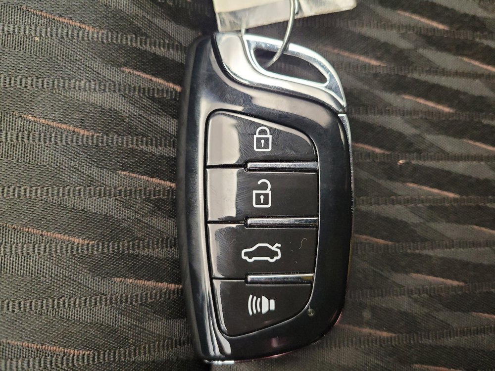 Used 2018 Nissan Rogue SV w/ Premium Package image 32