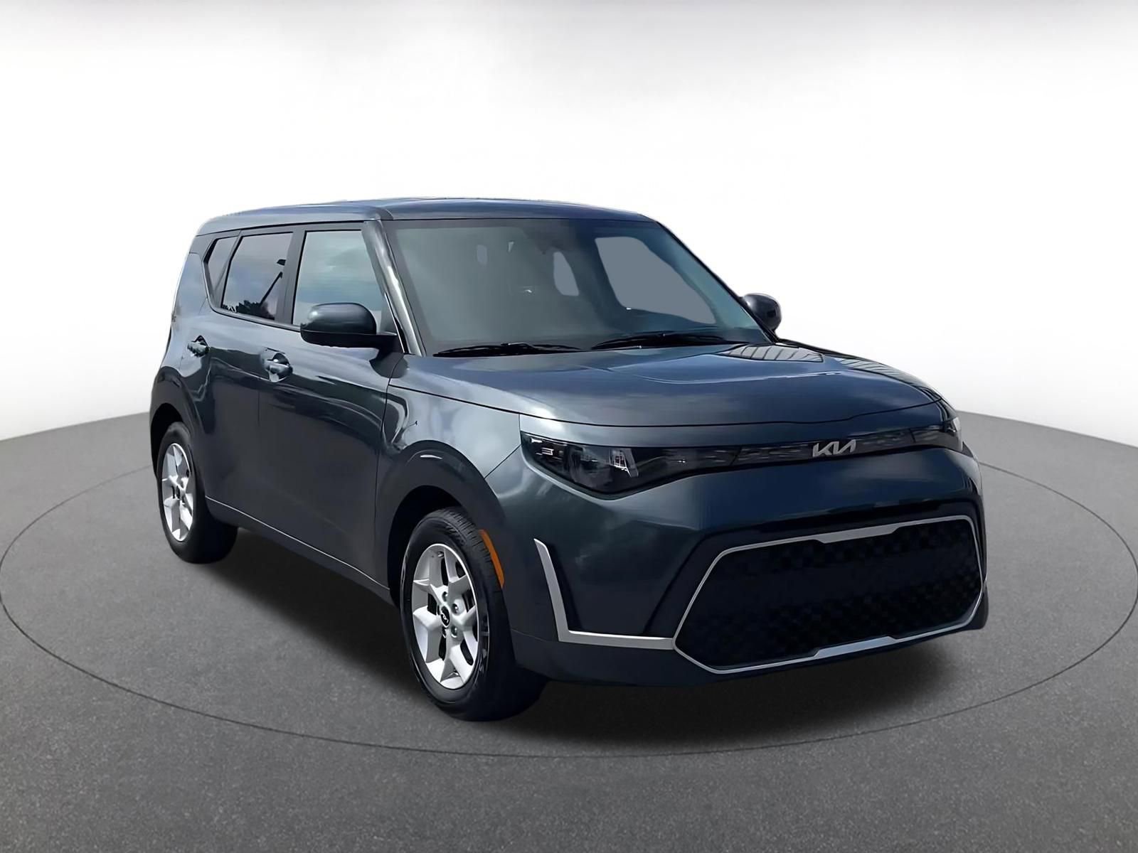 Used 2025 Kia Soul LX w/ LX Technology Package FWD image 2