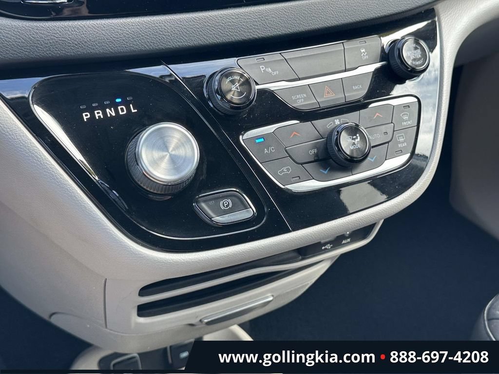 Used 2017 Chrysler Pacifica Touring-L w/ Tire & Wheel Group FWD image 26
