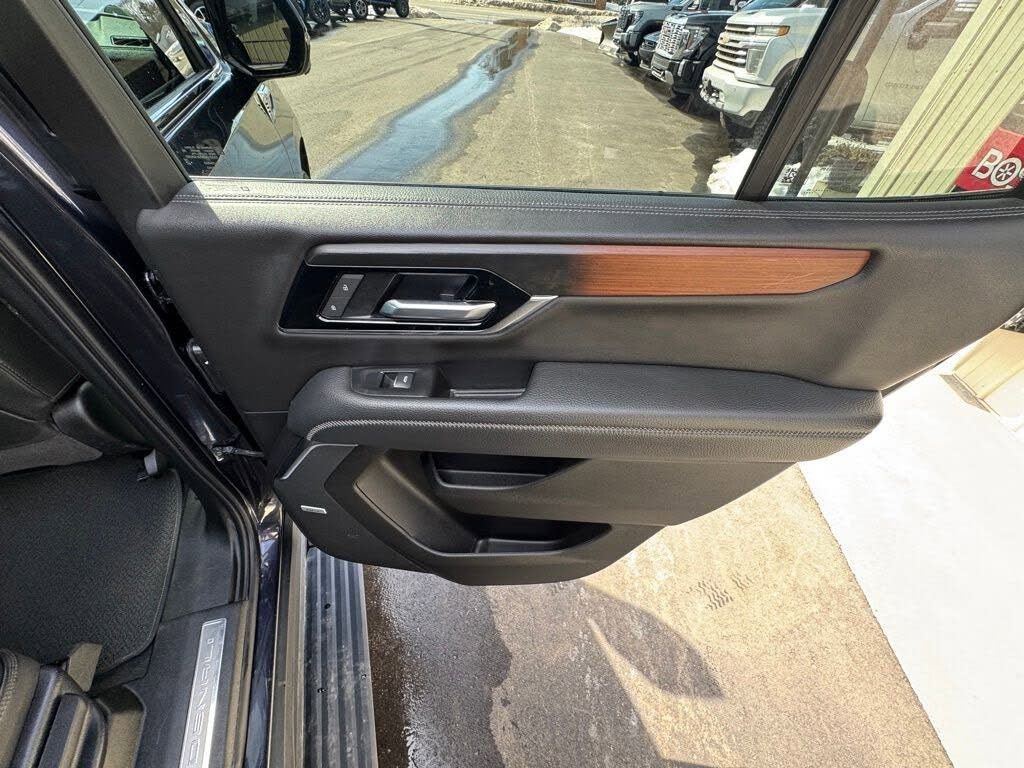 Used 2025 GMC Yukon Denali w/ Sun & Power Step Package image 42