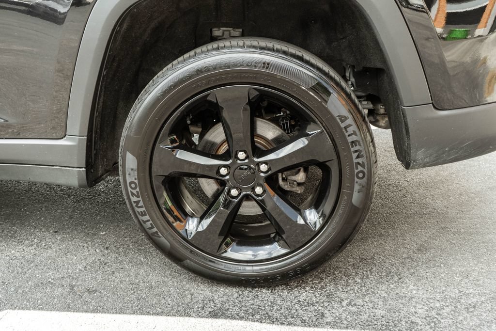 Used 2023 Jeep Grand Cherokee Altitude AWD/4WD image 24