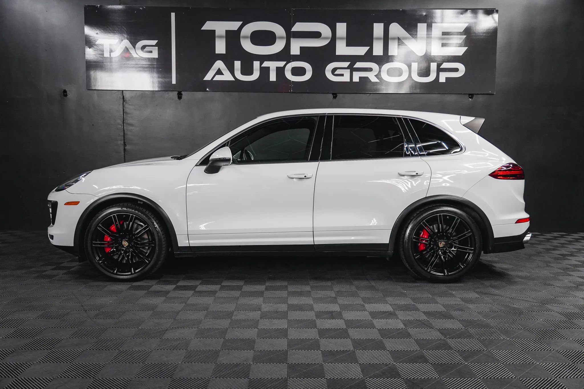 Used 2015 Porsche Cayenne Turbo image 33