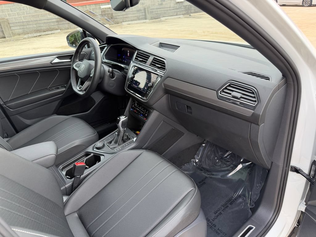 Certified 2023 Volkswagen Tiguan SE R-Line AWD/4WD image 21