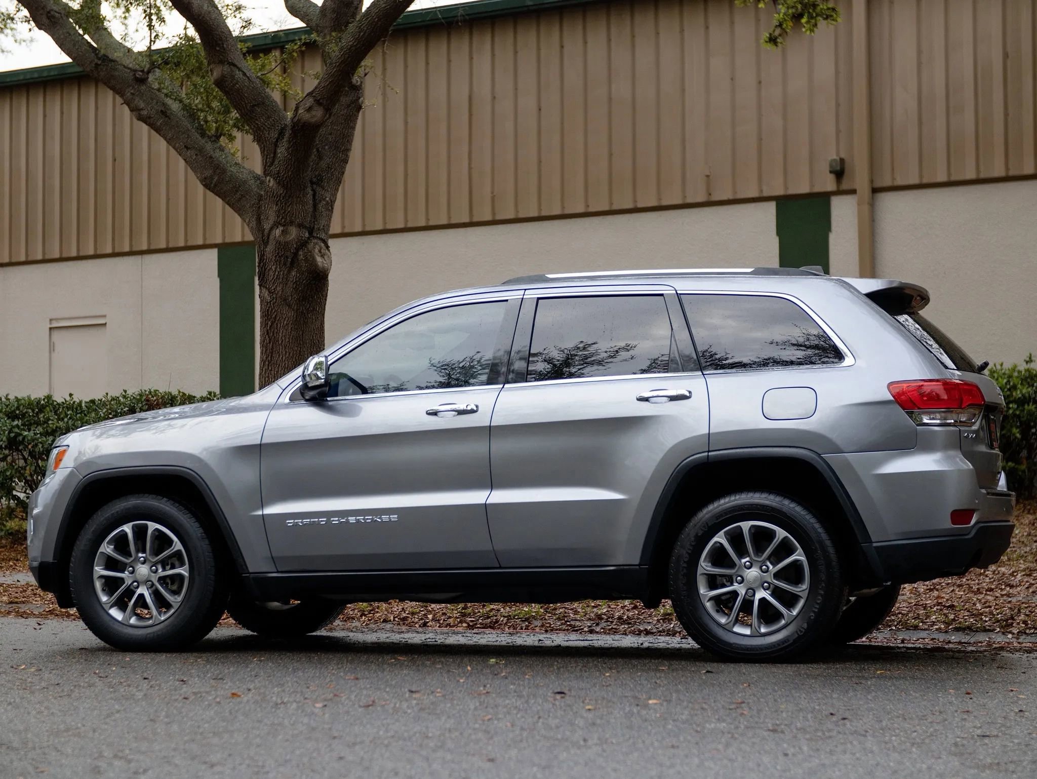 Used 2014 Jeep Grand Cherokee Limited image 16