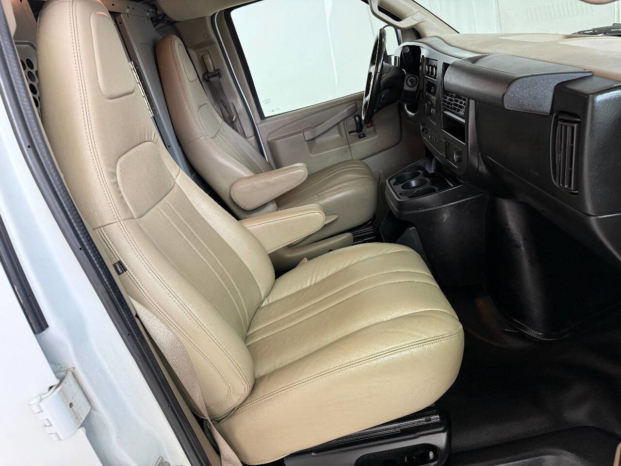 Used 2017 Chevrolet Express 2500 image 39