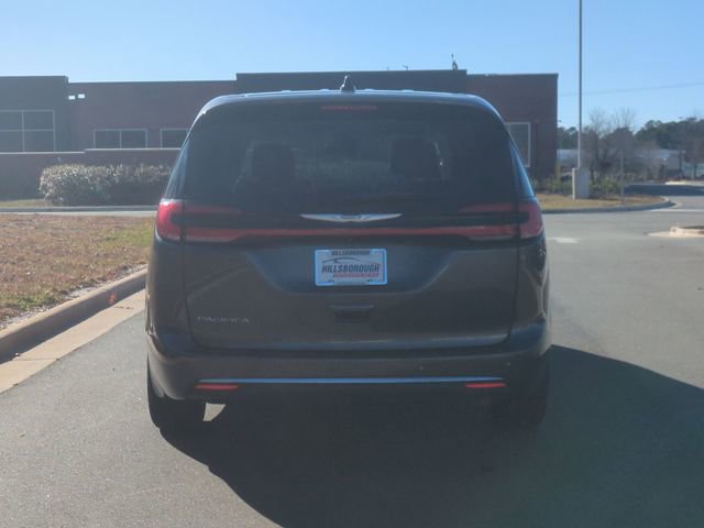 Used 2023 Chrysler Pacifica Touring-L image 15