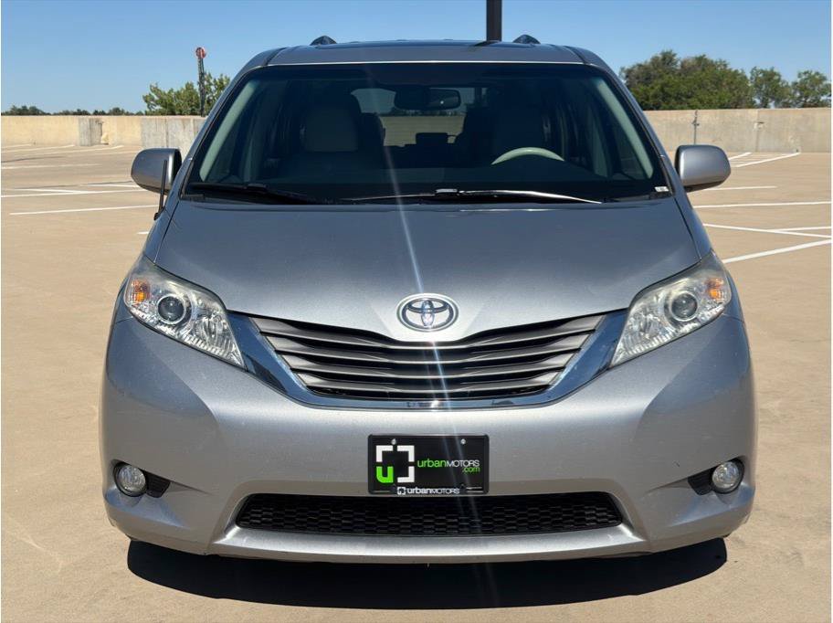 Used 2014 Toyota Sienna XLE FWD image 2