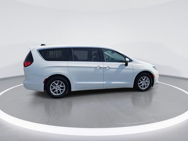 Used 2023 Chrysler Voyager LX FWD image 9