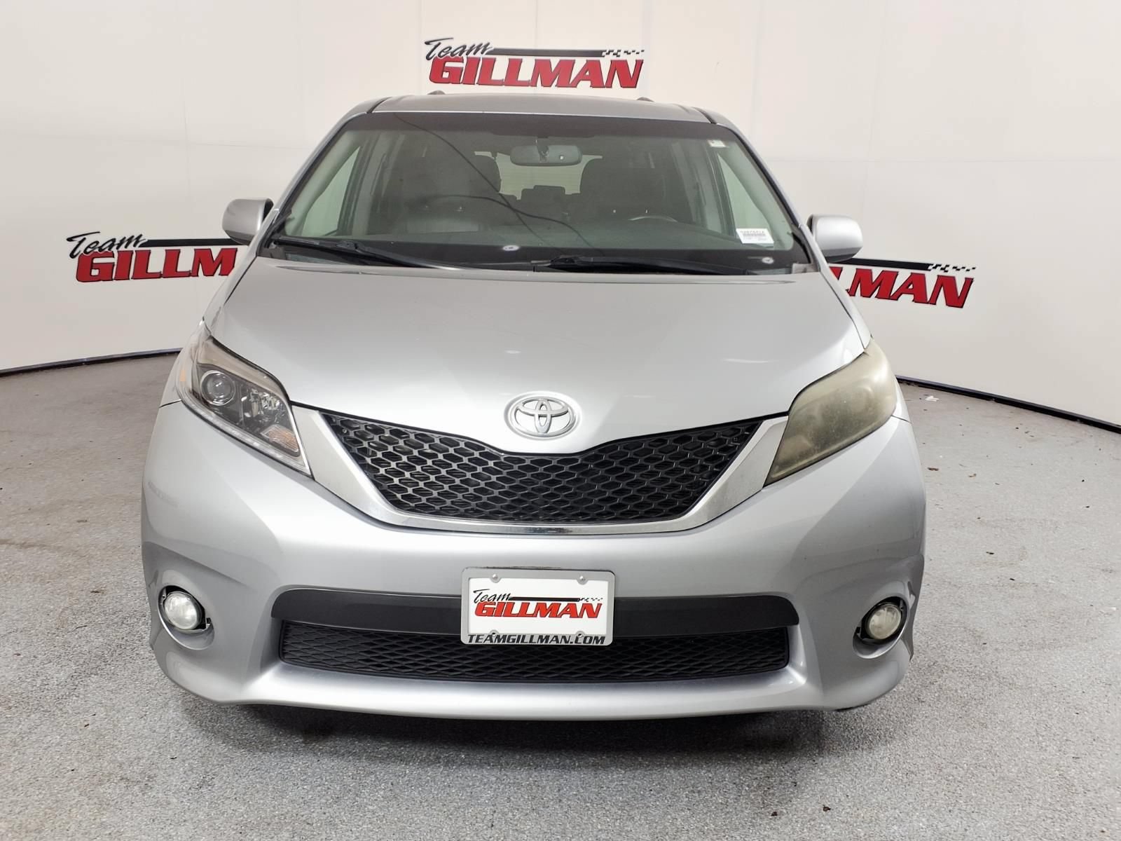 Used 2015 Toyota Sienna SE FWD image 2